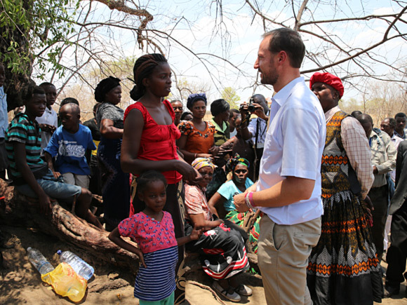 Kronprins Haakon besøker landsbyen Kazungula i Zambia for å få innsikt i hvordan klimaendringer påvirker deres næringsgrunnlag. Foto: Stein J. Bjørge.